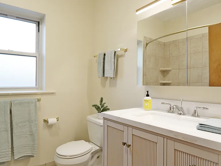 918 W Buena Ave #1 — Photo 12