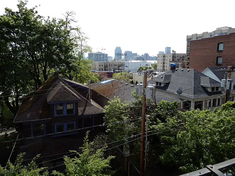 Lucretia Court Apartments — Photo 23