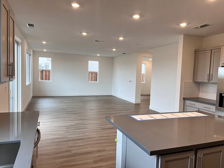 2869 Wrangell St — Photo 12