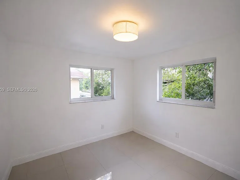 552 NE 61st St #4 — Photo 6
