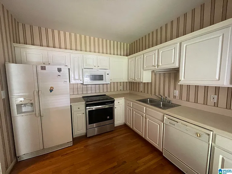 1727 Ashwood Ln — Photo 7