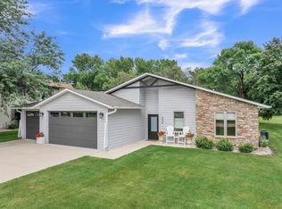 994 S Emerald Hills Dr, Arnolds Park, IA 51331