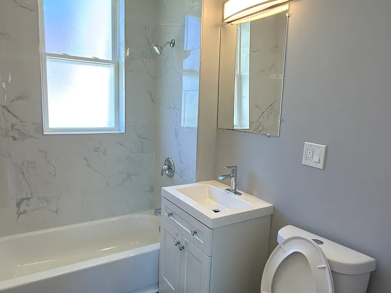 904 W 68th St #2 — Photo 12