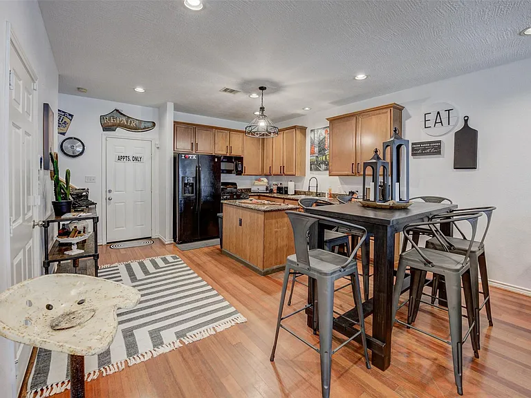 1815 Lewis St — Photo 8