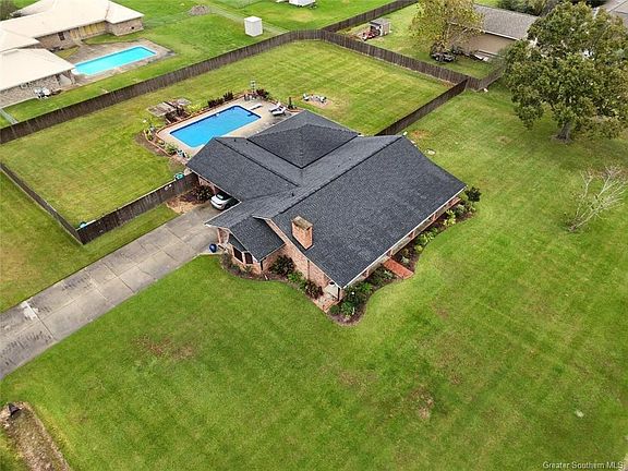 3rd image of 916 Prairie Ct