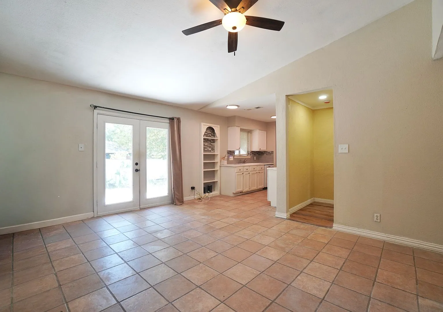 4 BR / 1 BA Charming Austin Home with Expansive Yard & Built-Ins! — Photo 3