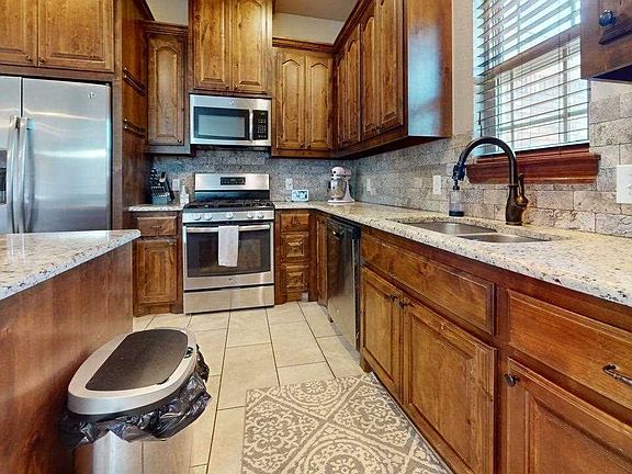 5th image of 33 Blue Meadow Dr