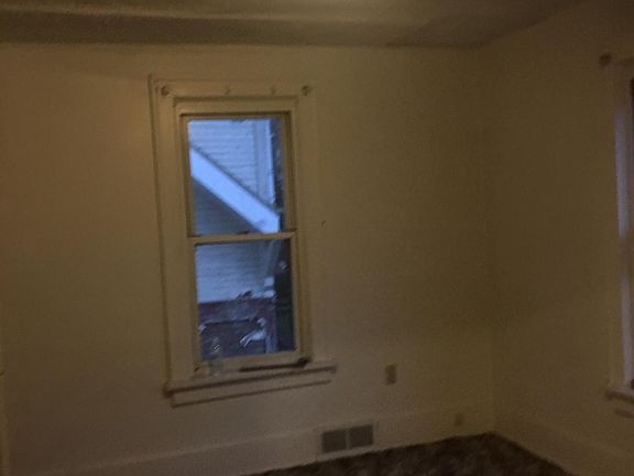 2nd bedroom, nice carpet! Big windows.