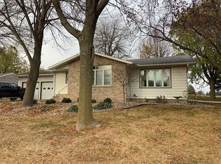 1435 Birch St, Hull, IA 51239