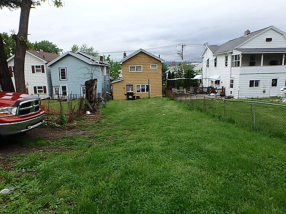 3rd image of 211 Scott St