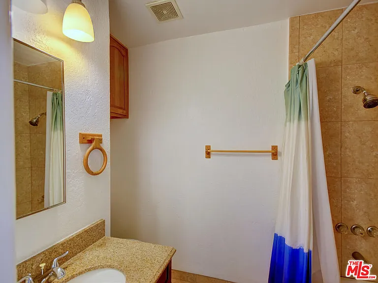 1540 N Fuller Ave #9 — Photo 5