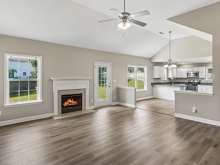 2601 Danbury Cir — Photo 4