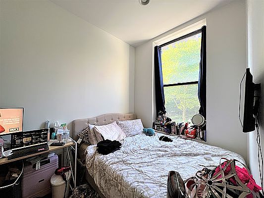 4th image of 215 E Broadway #3F