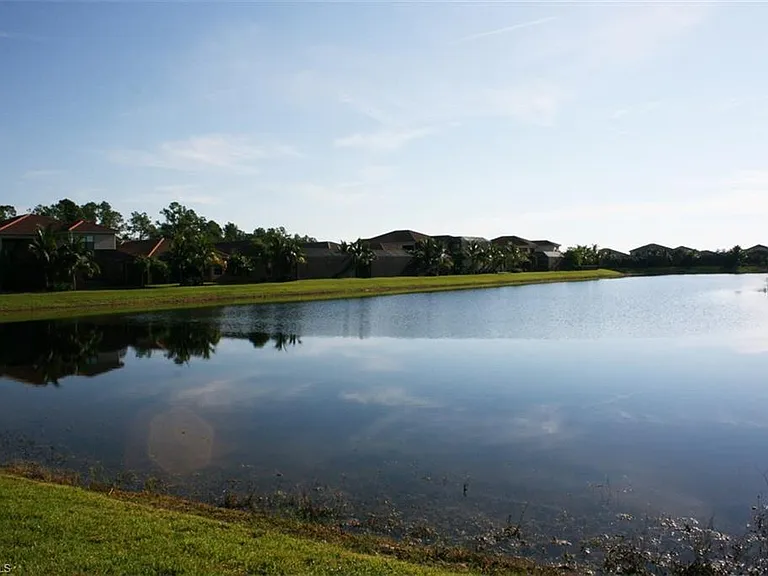 3296 Pacific Dr — Photo 2