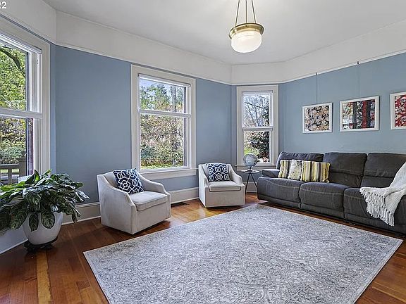 4th image of 3216 SE 8th Ave