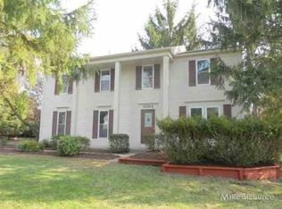 1094 Barneswood Ct, Rochester Hills, MI 48306