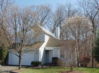1205 Foxboro Dr, Norwalk, CT 06851