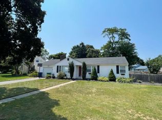 15 Dedham Rd, Warwick, RI 02888