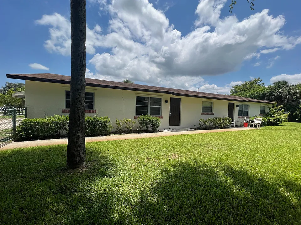 1887 Breezy Ln