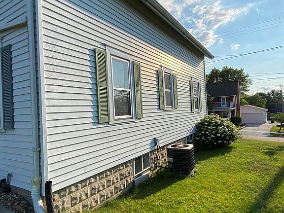 3rd image of 1190 Riverview Dr