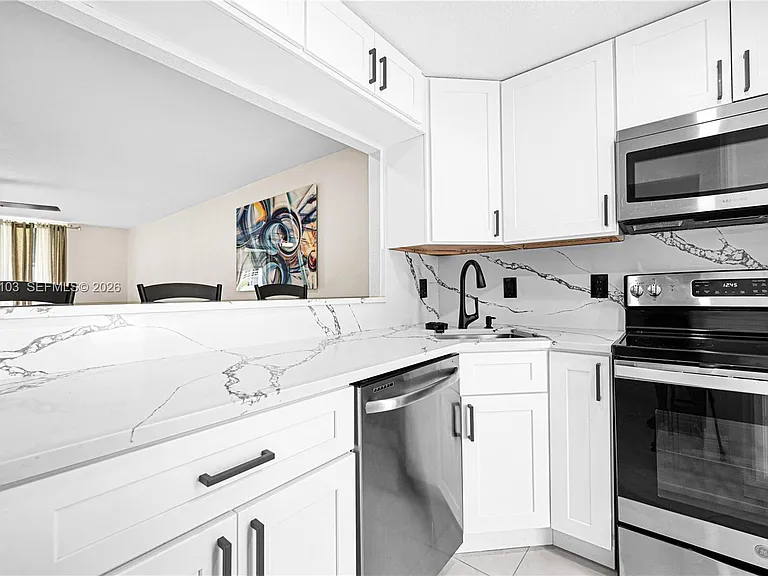 400 SE 10th St #105 — Photo 7