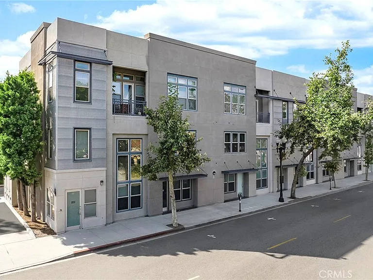 210 N Spurgeon St — Photo 2