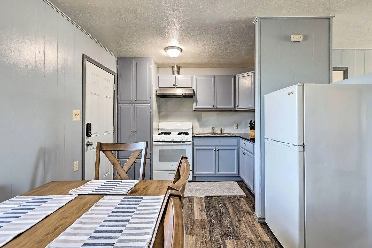 2 bed, 900 sqft, $1,200 — Photo 1