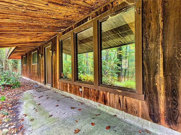 128 Raccoon Rd, Acme, PA 15610