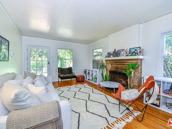 5th image of 2427 Beverley Ave