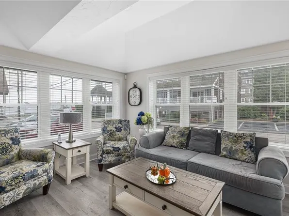 6 Knowles Ct, Jamestown, RI 02835