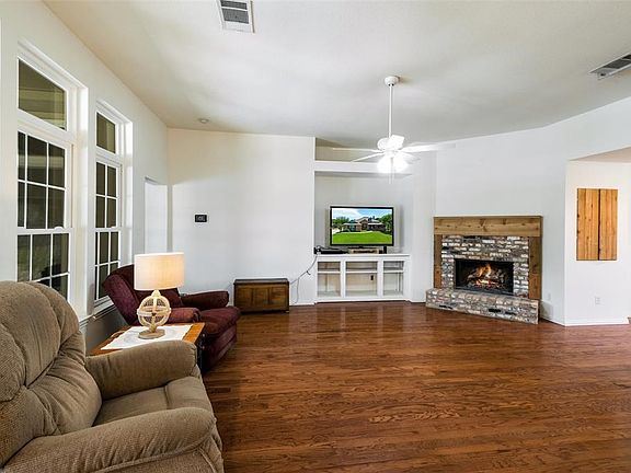 3rd image of 115 Faircrest Dr