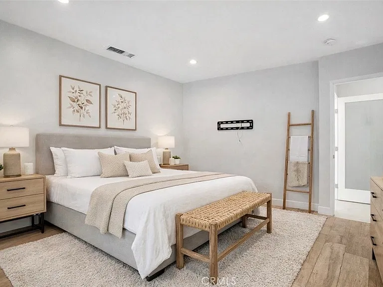 4450 Hayvenhurst Ave — Photo 14