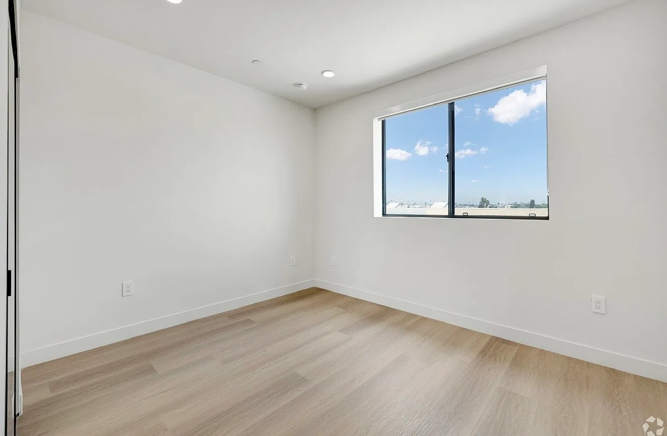 2 bed, 1000 sqft, $4,995 — Photo 4