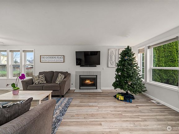 5th image of 6617 22nd St Ct NE