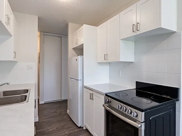 20 Berkeley Pl W — Photo 1