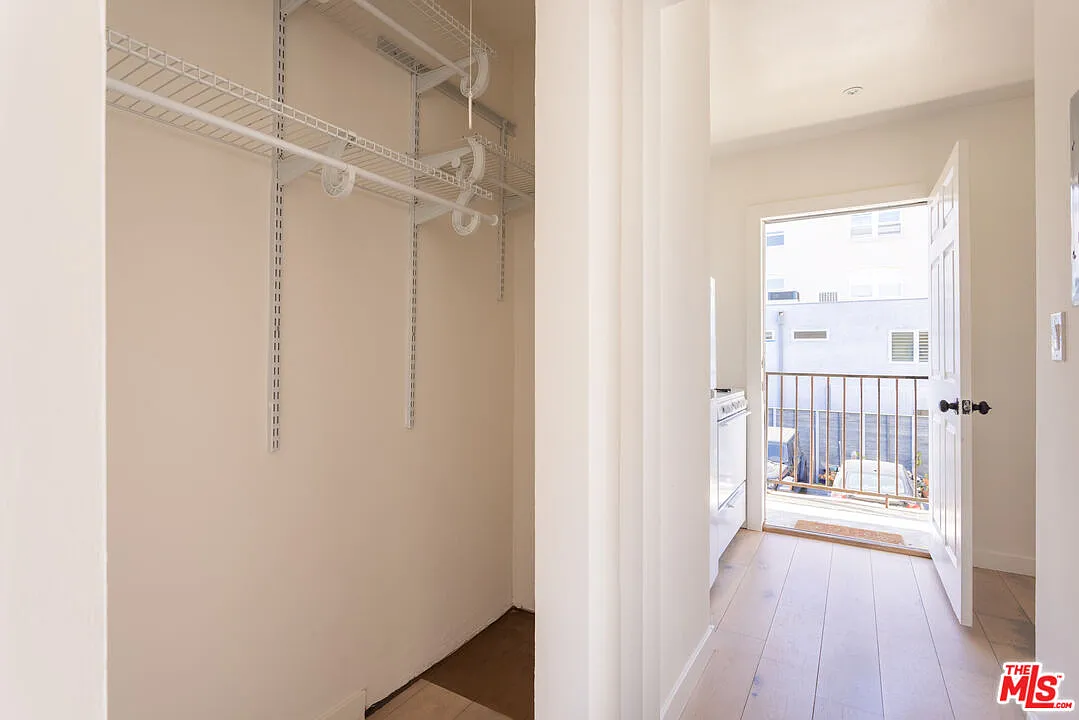 Building Photo - 1313 Ocean Front Walk #18