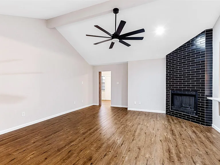 924 Simon Dr — Photo 6