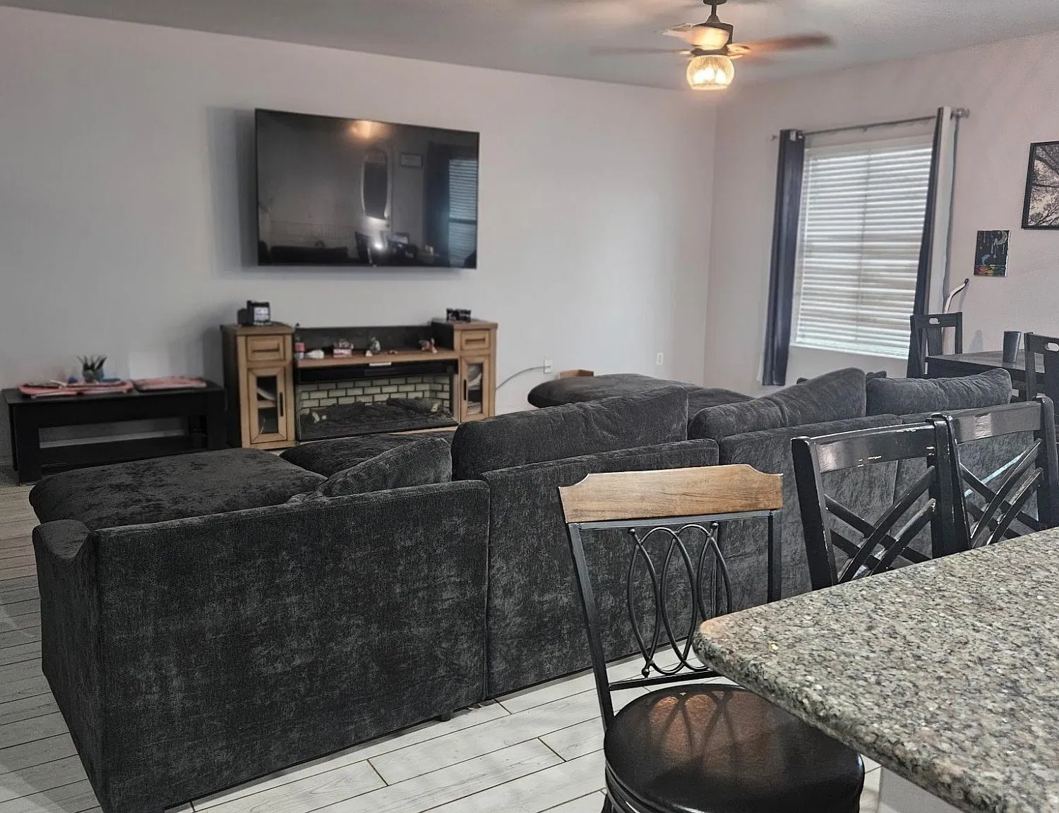 4 bed, 2.0 bath, 1963 sqft, $2,300 — Photo 3