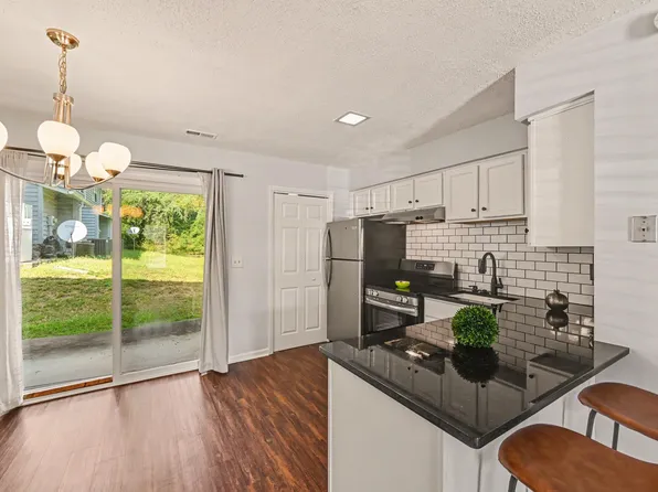 105 Chaucer Ct, Carrboro, NC 27510