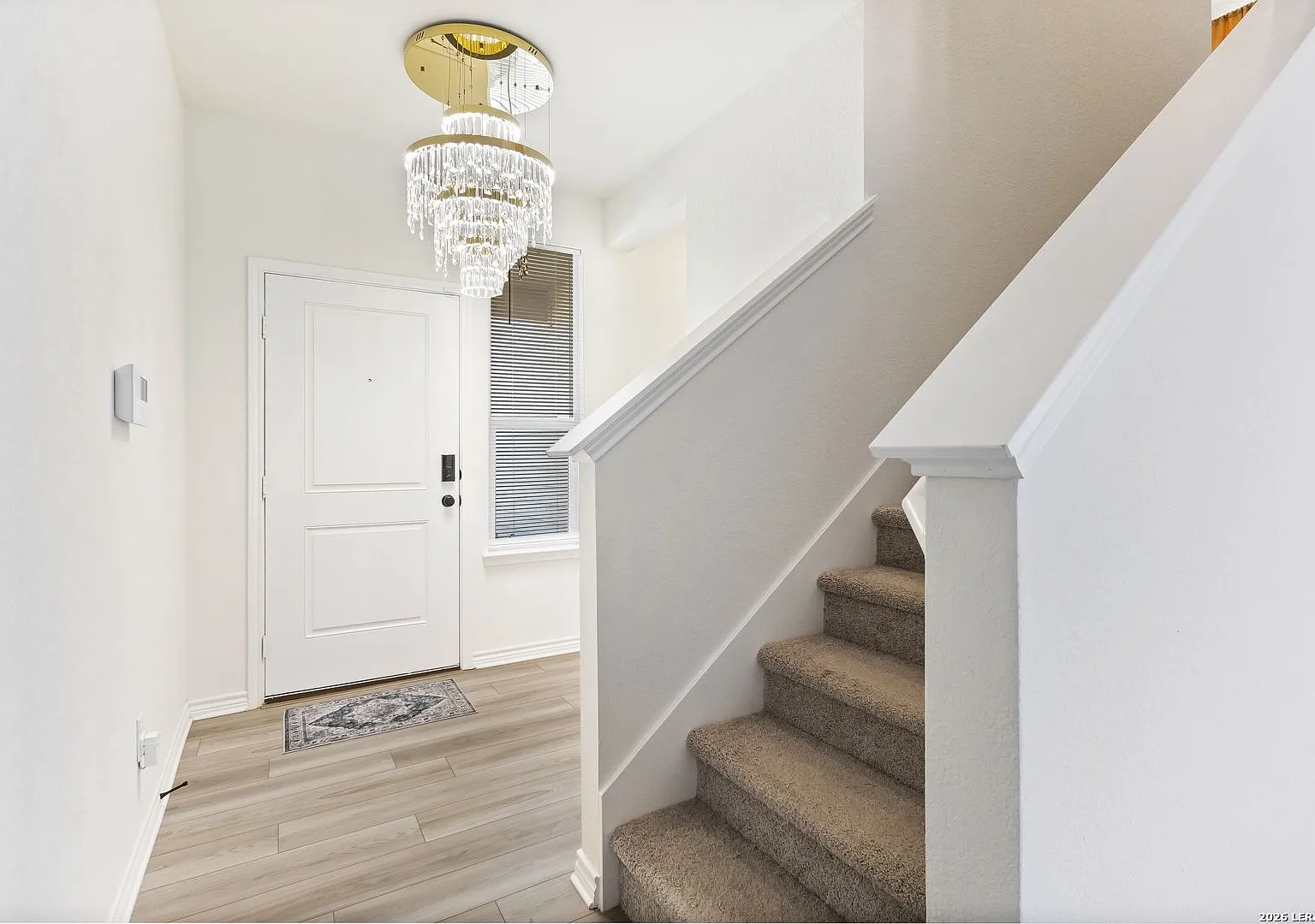 Charming Home Awaits: Spacious & Modern Living in a Prime Location — Photo 3