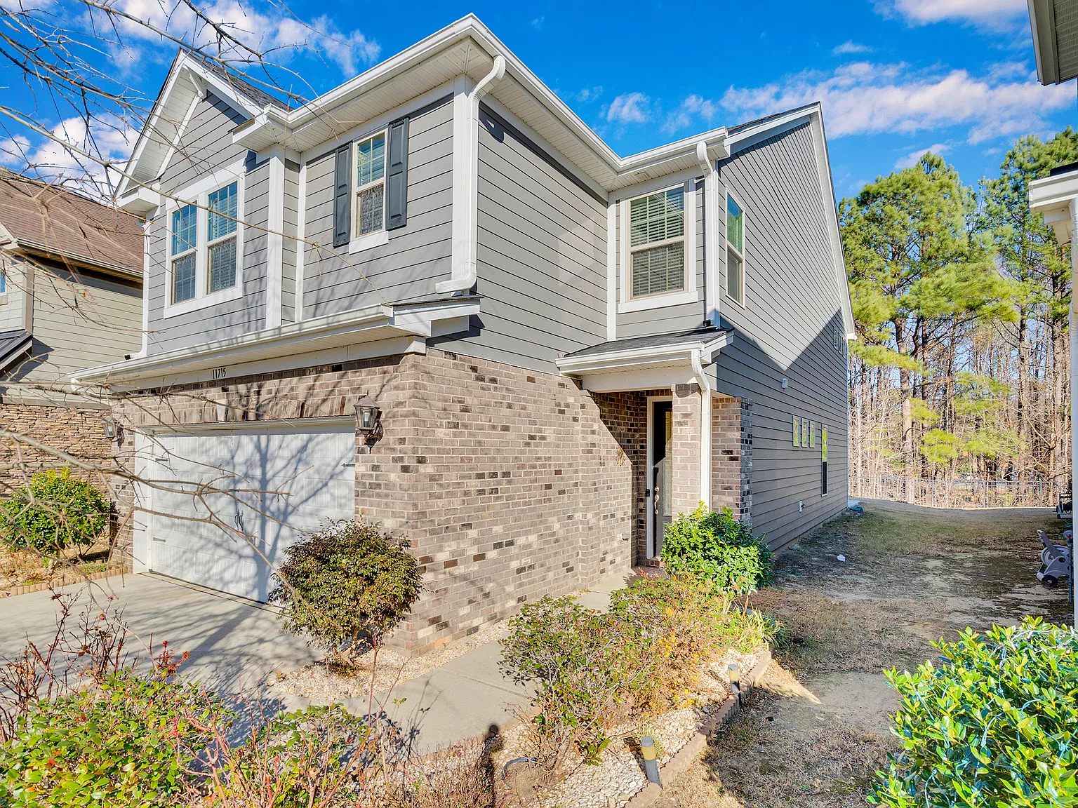 3 bed, 2.5 bath, 2400 sqft, $2,800 — Photo 3