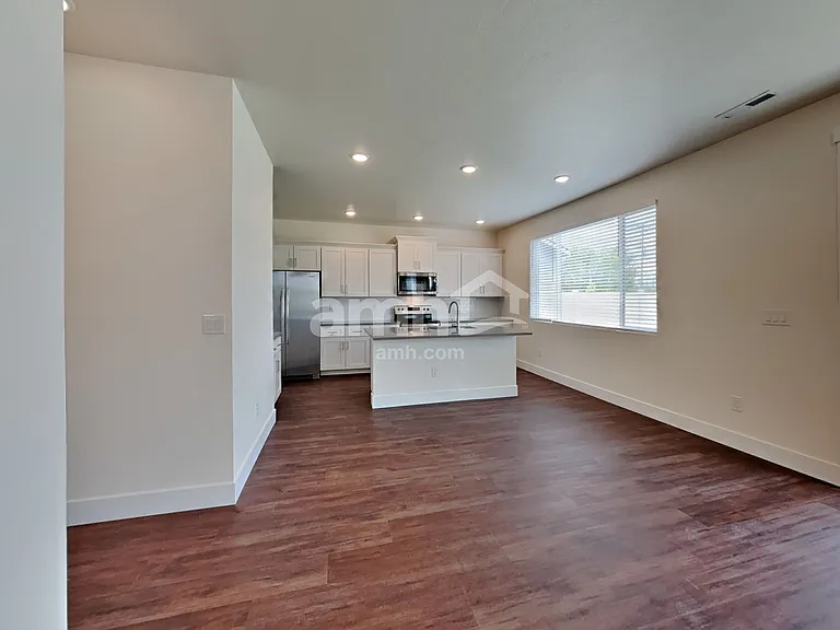 1320 N Alderleaf Ave — Photo 5