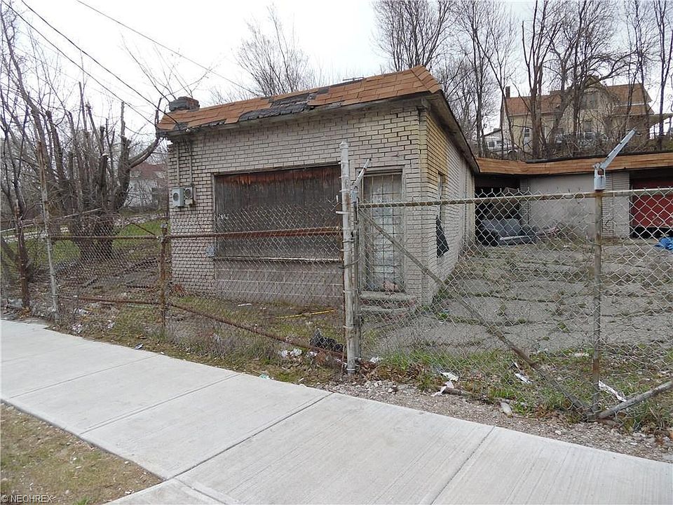 2nd image of 2667 Woodhill Rd