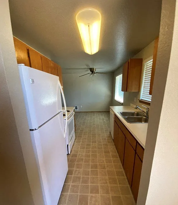 ALLEN CREEK APARTMENTS — Photo 3