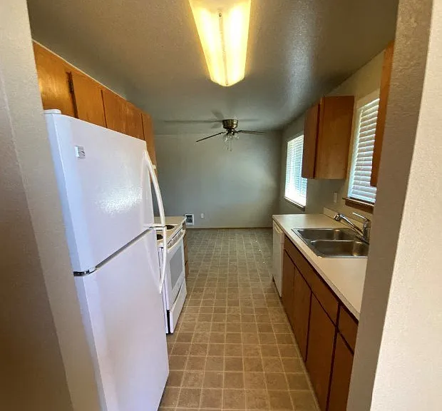 ALLEN CREEK APARTMENTS — Photo 3