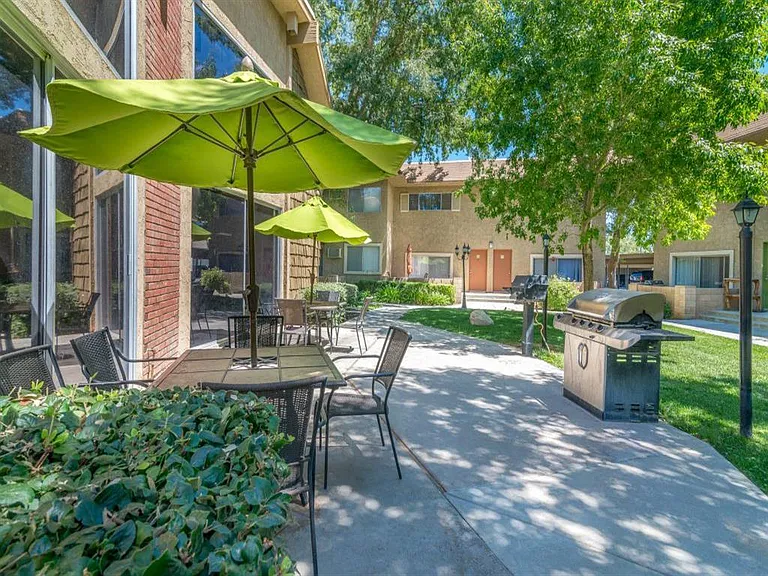 Racquet Club Apartments — Photo 15