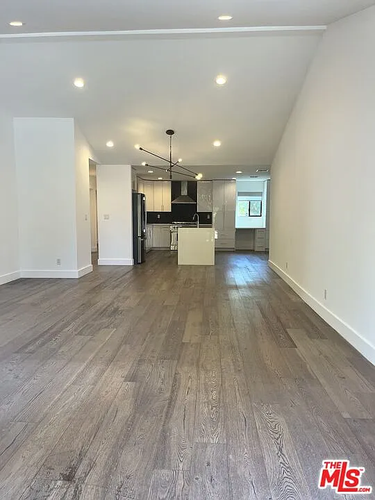 3 bed, 2.5 bath, 2166 sqft, $8,400 — Photo 2
