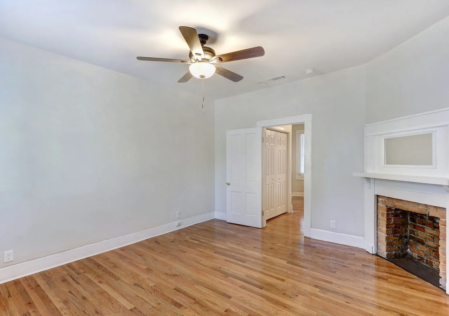 Large Brand New - One Bedroom (2 blocks from Historic Distr.) — Photo 3
