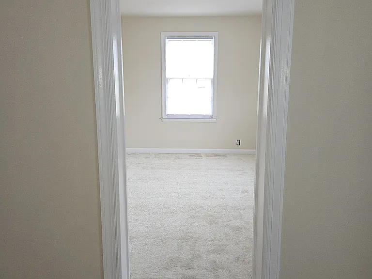 909 Rockland Ave — Photo 13