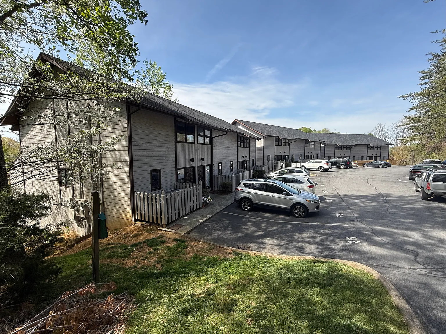 Laurelwood Apartments — Photo 4